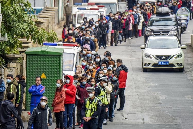 epa08175407 Residents form a long queue to buy masks at a medical company as masks shortage continues amid the coronavirus outbreak in Nanning, Guangxi, China, 29 January 2020. The death toll from the outbreak of coronavirus in China has reached 132 and infected more than 6000 others, according to media reports.  EPA-EFE/PENG HUAN CHINA OUT