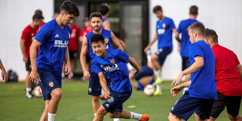 Pemain timnas U-19 Korea Selatan, Lee Kang-in (tengah) ketika berlatih bersama tim utama Valencia.