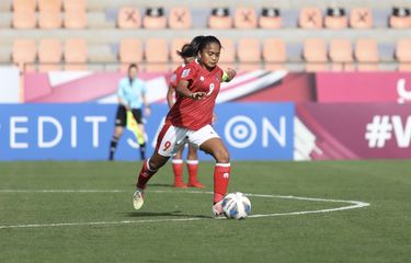 Kapten timnas wanita Indonesia, Ade Mustikiana Oktafiani, beraksi pada laga pembuka Piala Asia Wanita 2022, Jumat (21/1/2022) malam WIB.