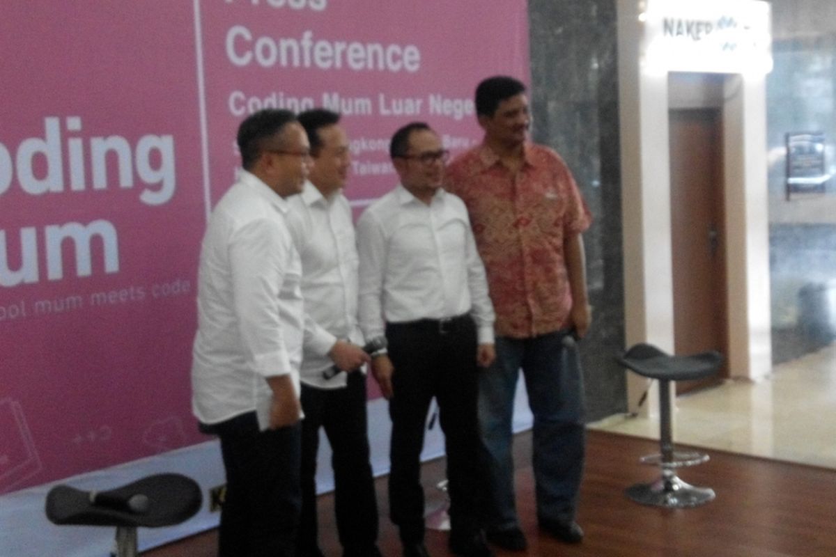 Menteri Tenaga Kerja Hanif Dakiri, Kepala Badan Ekonomi Kreatif Triawan Munaf, dan Direktur Utama Bank Mandiri Kartika Wirjoatmodjo pada acara Bekraf Coding Mum di Jakarta, Jumat (24/3/2017).