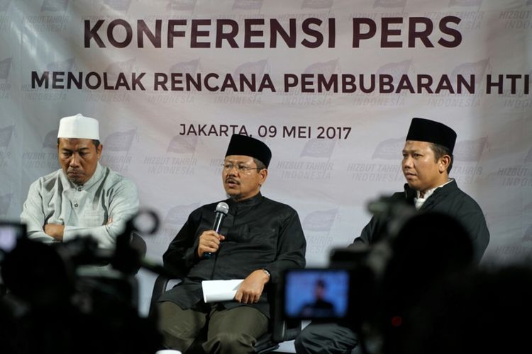 Ketua DPP HTI Rokhmat S. Labib, Juru Bicara HTI Ismail Yusanto dan Anggota DPP HTI Abdullah Fanani saat menggelar jumpa pers terkait penolakan rencana pembubaran HTI oleh pemerintah, di kantor DPP HTI, Tebet, Jakarta Selatan, Selasa (9/5/2017).