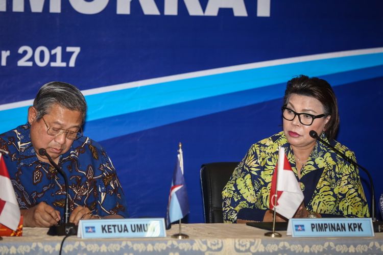 Ketua Umum Partai Demokrat Susilo Bambang Yudhoyono dan Wakil Ketua KPK Basaria Pandjaitan saat hadir di acara Diskusi Sistem Integritas Partai Politik di kantor DPP Partai Demokrat, di Menteng, Jakarta Pusat, Rabu (13/9/2017). Susilo Bambang Yudhoyono menyatakan, partainya menolak upaya pelemahan terhadap Komisi Pemberantasan Korupsi (KPK).