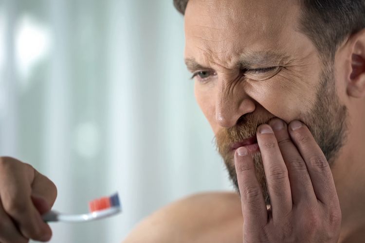 Kebiasaan menyikat gigi yang salah menjadi salah satu penyebab gigi berlubang.
