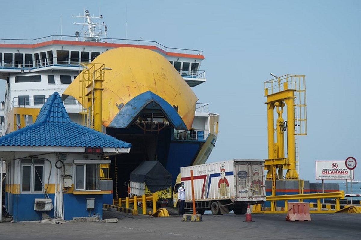 Pelabuhan Bakauheni Lampung melayani penyeberangan menuju Merak. Sebagai informasi saja, pelabuhan Bakauheni terletak di Lampung Selatan. Ada 6 dermaga Bakauheni yang aktif melayani lalu lintas kapal saat ini. 