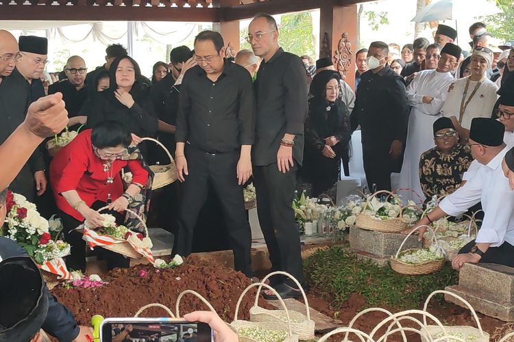 Megawati Tabur Bunga di Pusara Guruh Soekarnoputra