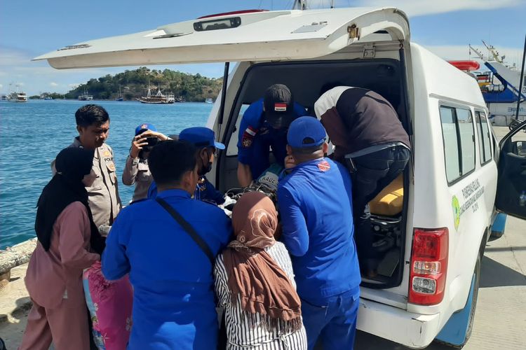 Anggota Kepolisian Perairan Polda NTT mengevakuasi ibu dan bayinya menuju Rumah Sakit Kota Labuan Bajo, NTT