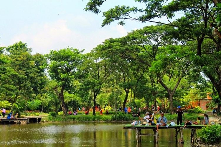 Taman Flora Bratang, salah satu destinasi wisata alam Surabaya. 