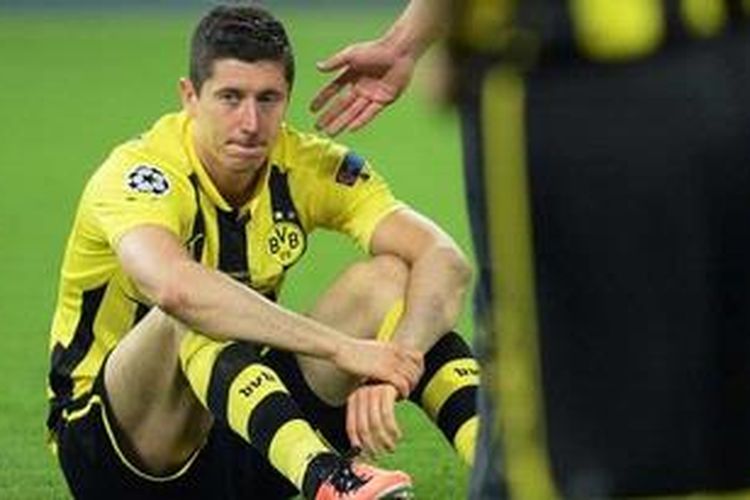 Striker Borussia Dortmund, Robert Lewandowski, terduduk lesu setelah timnya kalah 1-2 dari Bayern Muenchen di final Liga Champions, Sabtu (25/5/2013).