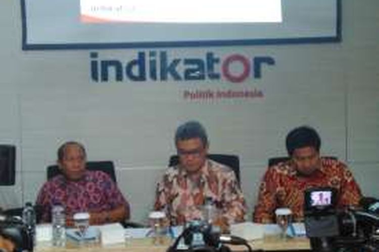 Lembaga survei Indikator Politik Indonesia memaparkan hasil survei terkait revisi UU KPK di Kantor Indikator, Jakarta, Senin (8/1/2016).