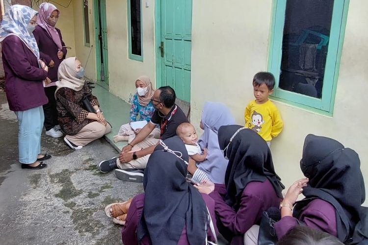 Dosen dan mahasiswa Stikes Horizon Karawang melakukan kegiatan pendataan kasus stunting di wilayah Karawang, Jawa Barat.