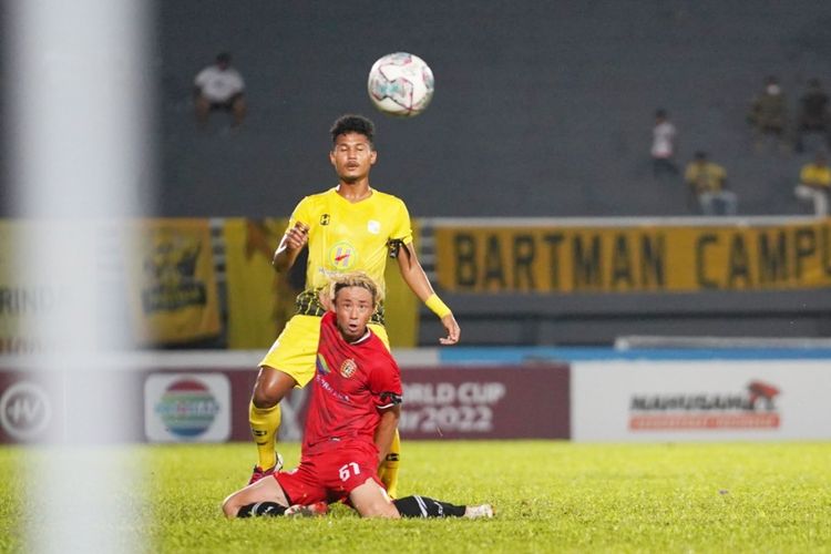 Pemain Persija Jakarta asal jepang Ryohei Miyazaki dijaga ketat pemain Barito Putera saat pertandingan babak penyisihan Grup B Piala Presiden 2022 yang berakhir dengan skor 0-2 di Stadion Segiri Samarinda, Sabtu (18/6/2022) malam.