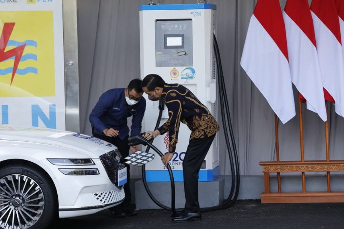 Presiden Jokowi saat mencoba mengisi mobil listrik PLN.