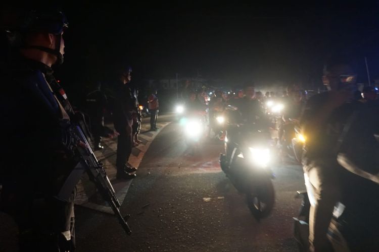 Sejumlah personel Brimob Polda Maluku Utara saat mengamankan jalannya pawai takbir keliling di Timika, Selasa (4/6/2019)