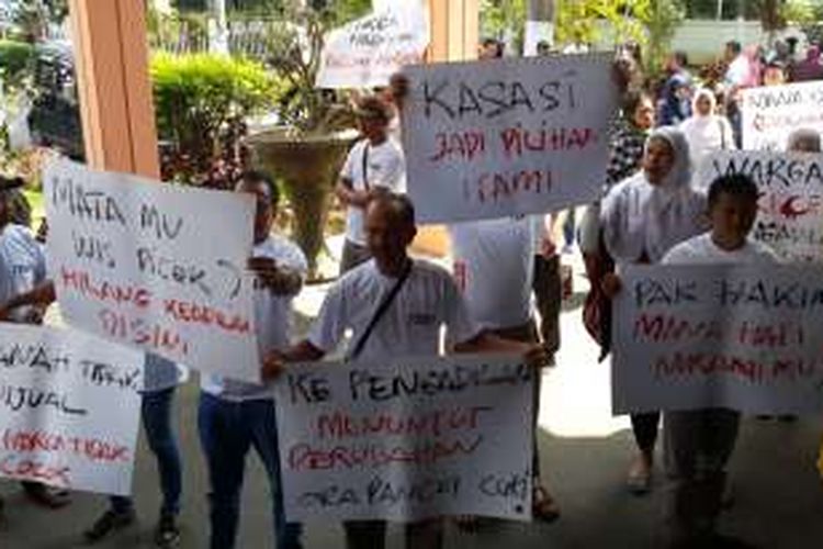 Sejumlah warga terdampak Tol Malang - Pandaan saat melakukan aksi protes di depan Gedung Pengadilan Negeri Malang setelah gugatannya ditolak hakim, Rabu (10/8/2016)
