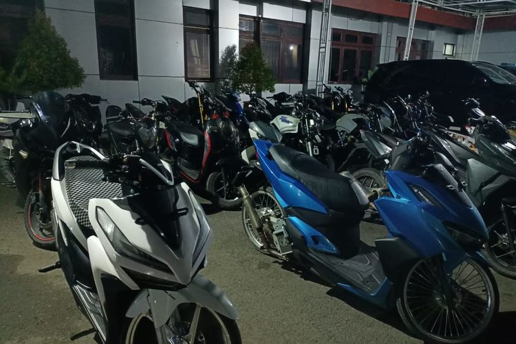Puluhan kendaraan diamankan di Kantor Satlantas Polres Pamekasan setelah terjaring razia, Minggu (15/6/2025).