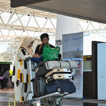 Penumpang menggunakan layanan penerbangan di Bandara Kertajati yang resmi beroperasi penuh dan menggantikan Bandara Husein Sastranegara pada Minggu (28/10/2023).