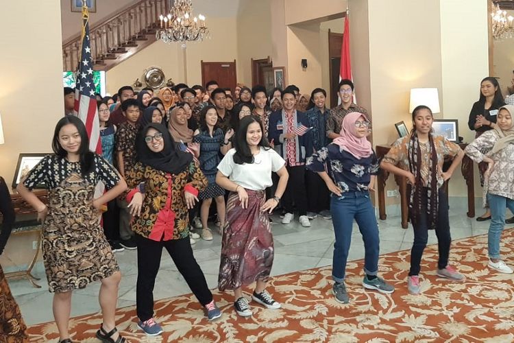 Sebagian dari 80 pelajar Indonesia yang lolos seleksi untuk mengikuti program beasiswa Kennedy Lugar Youth Exchange and Study (YES) Program 2019 dan berangkat ke Amerika Serikat.
