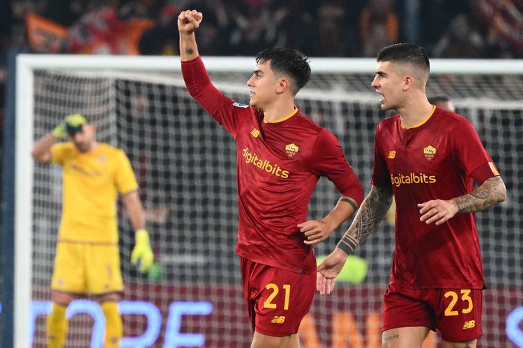 Penyerang AS Roma Paulo Dybala (mengepalkan tangan) berselebrasi setelah mencetak gol pada laga Serie A Liga Italia antara AS Roma vs Fiorentina pada 15 Januari 2023 di Stadion Olimpico Roma.