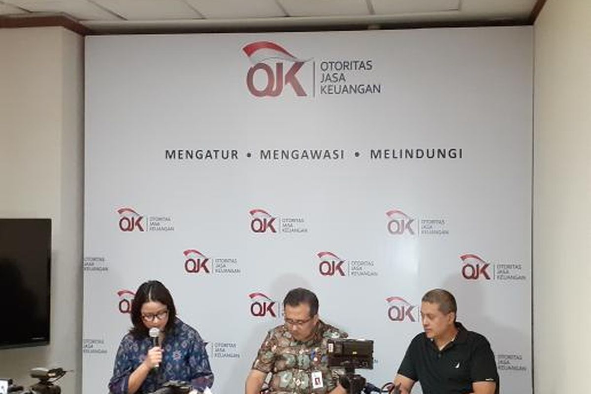 Juru Bicara OJK Sekar Putih Djarot membacakan hasil Rapan Dewan Komisioner (RDK) OJK di Jakarta, Jumat (29/11/2019).