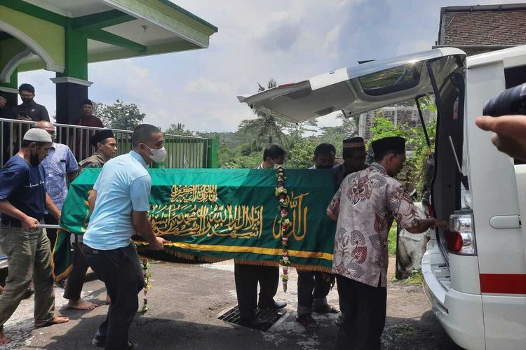 Jenazah Lilik Marsudi (55) korban kebocoran gas PLTP Dieng saat hendak dibawa ambulans ke TPU Gunung Nambangan, Kota Magelang, Minggu (13/3/2022).