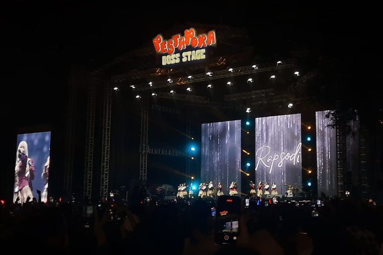 Girl band JKT 48 tampil di acara musik Pestapora di Gambir Expo, Jakarta Pusat, Sabtu (24/9/2022).