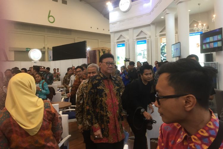 Menteri Dalam Negeri Tjahjo Kumolo dan Ketua Umum DPP REI Soelaeman Soemawinata (di belakang) meninjau pameran Indonesia Future City & REI Mega Expo 2017 di Indonesia Convention and Exibition (ICE) BSD, Tangerang, Kamis (14/9/2017).