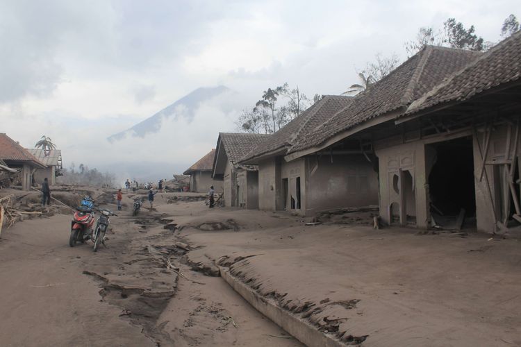 Kondisi rumah warga di Dusun Sumbersari Umbulan, Desa Supiturang, Kecamatan Pronojiwo, Kabupaten Lumajang, Senin (6/12/2021). Kampung itu luluh lantak akibat awan panas dari Gunung Semeru yang mengalami erupsi pada Sabtu (4/12/2021) lalu.
