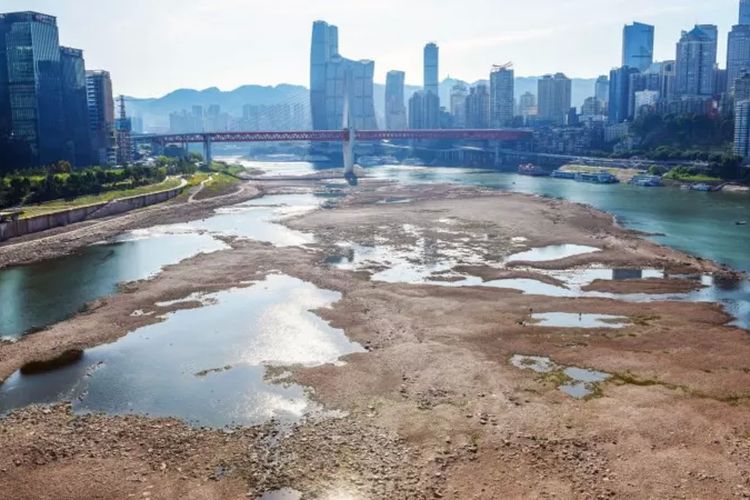 Dasar Sungai Jialing di lokasi ia bertemu dengan sungai Yangtze terekspos karena kekeringan di Chonqing, China, Agustus 2022.