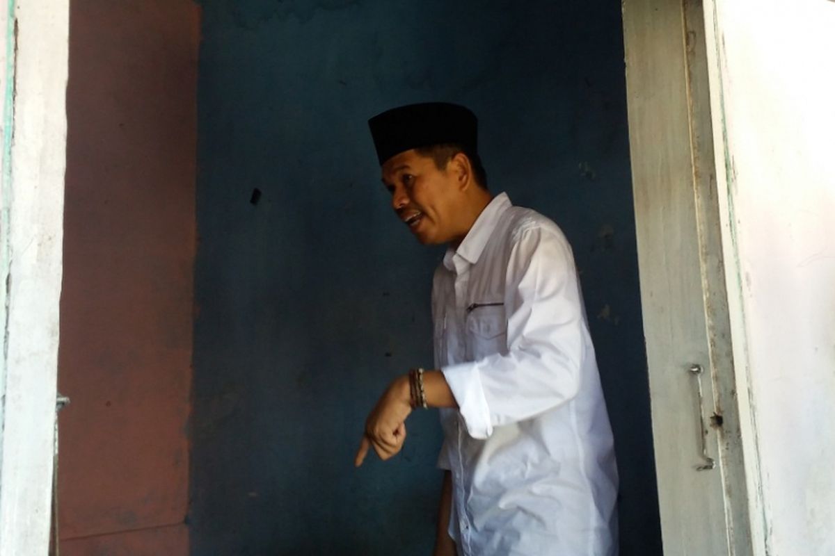Jika di daerah lain Hari Pendidikan Nasional diperingati dengan cara seremonial, Bupati Purwakarta Dedi Mulyadi mengajak jajarannya memperbaiki beberapa rumah guru honorer yang telah mengabdi belasan sampai puluhan tahun tanpa gaji yang mumpuni. 