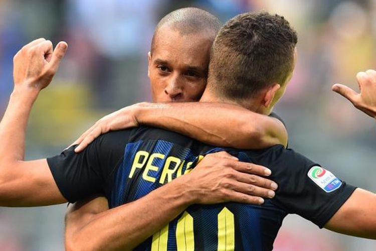 Ivan Perisic merayakan gol Inter Milan ke gawang Bologna pada partai lanjutan Serie A di Stadion Giuseppe Meazza, Minggu (25/9/2016).