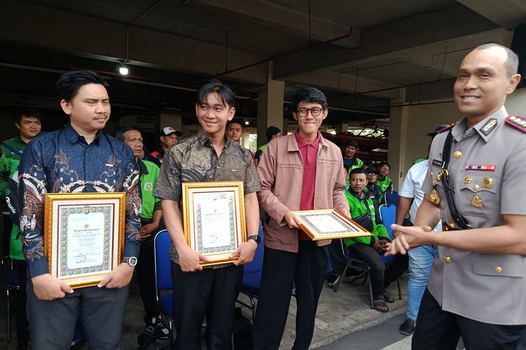 5 Anak Muda Bekasi GenBurgeract Dapat Penghargaan Polisi, Rajin Tambal Jalan-Benahi Halte