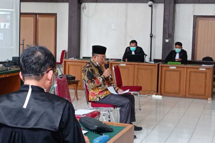 Bupati nonaktif Muara Enim Juarsah saat menjalani sidang dengan agenda pleidoi atau pembacaan nota pembelaan yang berlangsung di Pengadilan Negeri Palembang, Jumat (15/10/2021).