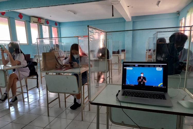 Suasana belajar blended learning di SMA Prisma Pioneer Manado menggunakan aplikasi belajar Ruangguru.