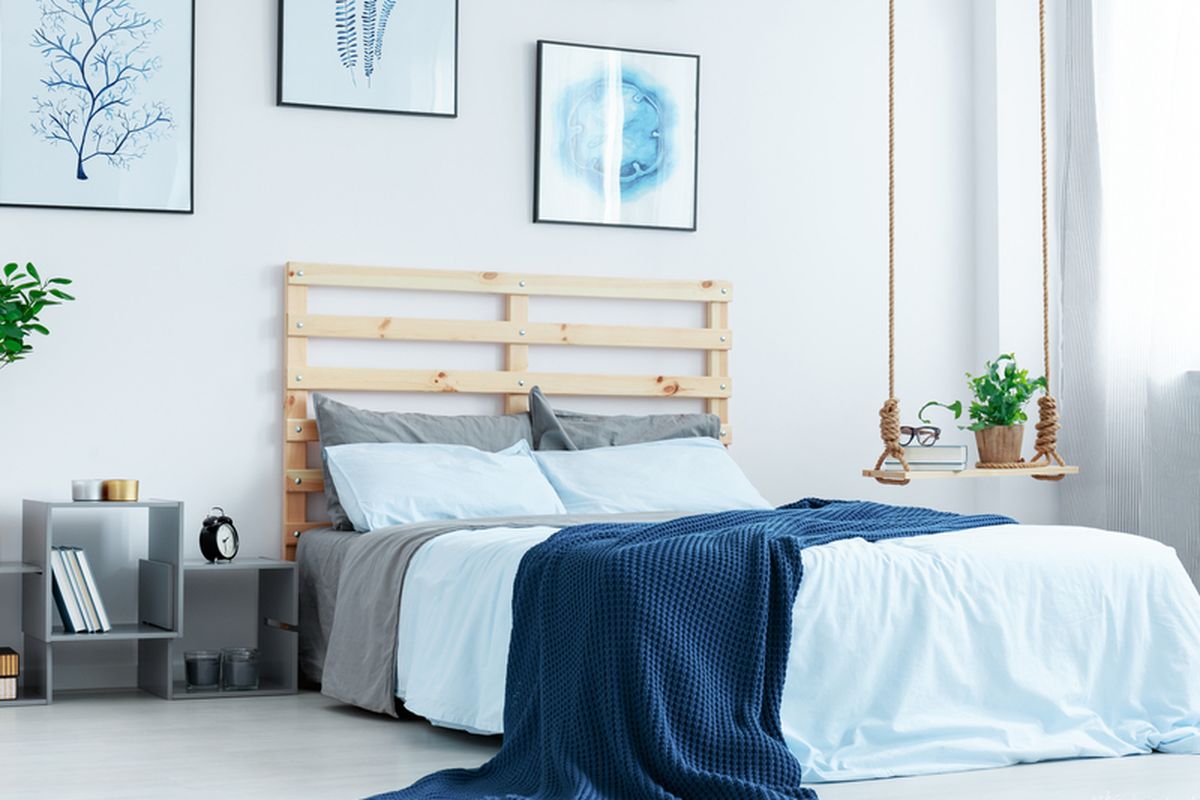 Ilustrasi kamar tidur dengan nuansa warna biru muda. 