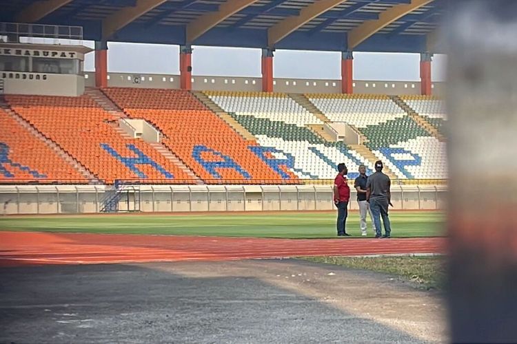 Pemerintah Kabupateb Bandung mendatangi Stadion Si Jalak Harupat, Soreang, Kabupateb Bandung, Jawa Barat untuk menemani kunjunga FIFA pada Minggu (30/7/2023)