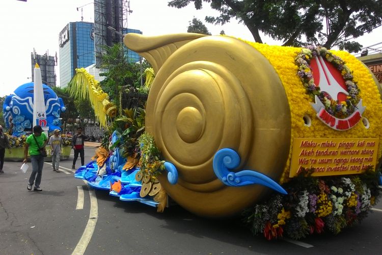 Peserta mobil hias dalam parade bunga dan budaya memperingati Hari Jadi Kota Surabaya ke-724