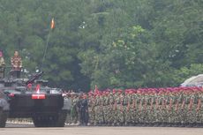 Berdiri di Atas Tank Amfibi, Jokowi Beri Arahan Prajurit Marinir