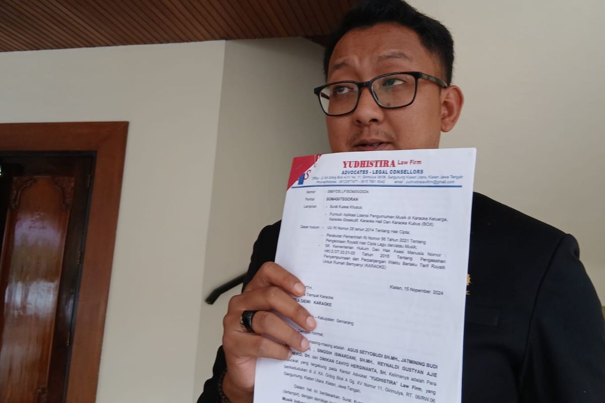 Pengelola Citra Dewi Bandungan menunjukan surat somasi terkait royalti