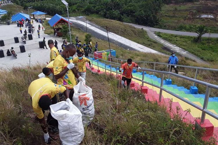 Tim DKLH Papua saat melakukan pembersihan sampan di bukit teletubis, Kabupaten Jayapura, Papua, Jumat (10/9/2021).