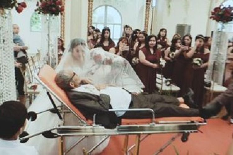 Dengan berbaring di brankar, Pedro Villarin mendampingi putrinya, Charlotte, berjalan menuju altar pernikahan. Pria 65 tahun tersebut sudah punya keinginan terakhir mendampingi pernikahan putrinya setelah menderita kanker hati.