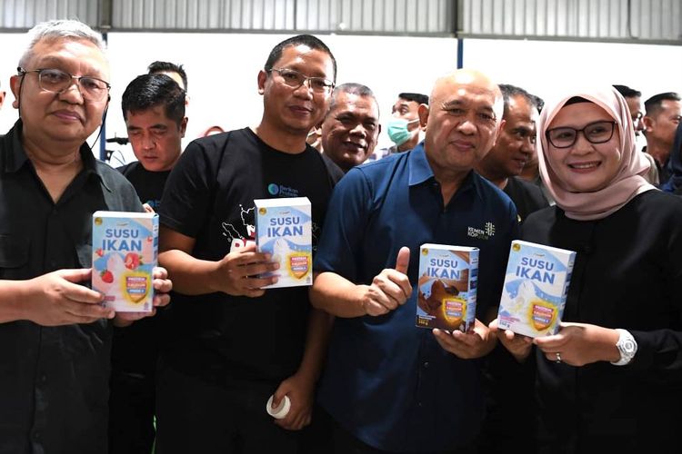 Menteri Koperasi dan UKM (MenKopUKM) Teten Masduki melaunching produksi susu ikan pertama di Indonesia yang merupakan hasil kemitraan antara Koperasi Nelayan Mina Bahari (Indramayu) dengan PT Berikan Teknologi Indonesia sebagai bagian dari perkuatan program hilirisasi produk berbasis komoditas unggulan daerah.