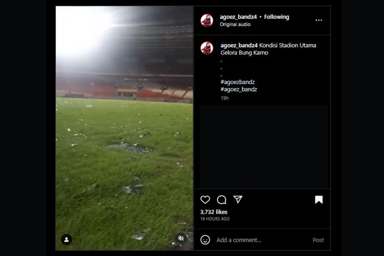 Salah satu akun Instagram mengunggah video yang memperlihatkan rumput lapangan Stadion GBK, Jakarta dipenuhi sampah dan rusak.