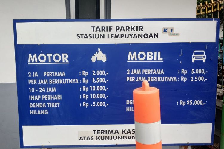 Papan informasi tarif parkir kendaraan di Stasiun Lempuyangan.