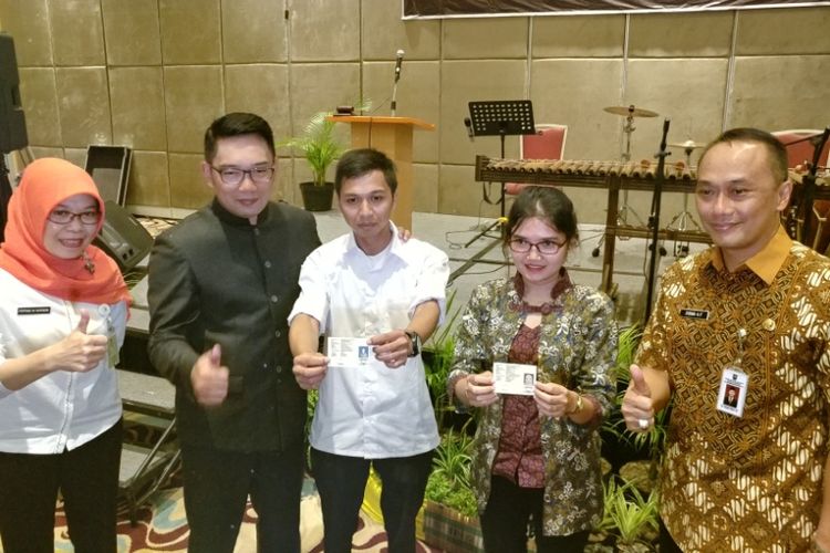 Wali Kota Bandung bersama perwakilan warga saat memperlihatkan surat keterangan tinggal sementara (SKTS) yang didapat dari aplikasi terbaru di bidang kependudukan, E-PunTen.