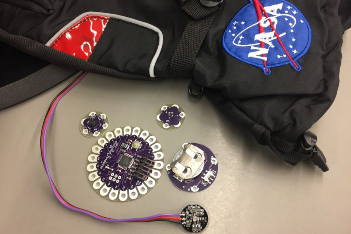 Pakaian baru astronot yang disebut Happy Suit dilengkapi sensor nirkabel untuk mengkalibrasi ulang lingkungan astronot secara real time untuk mengurangi stres.