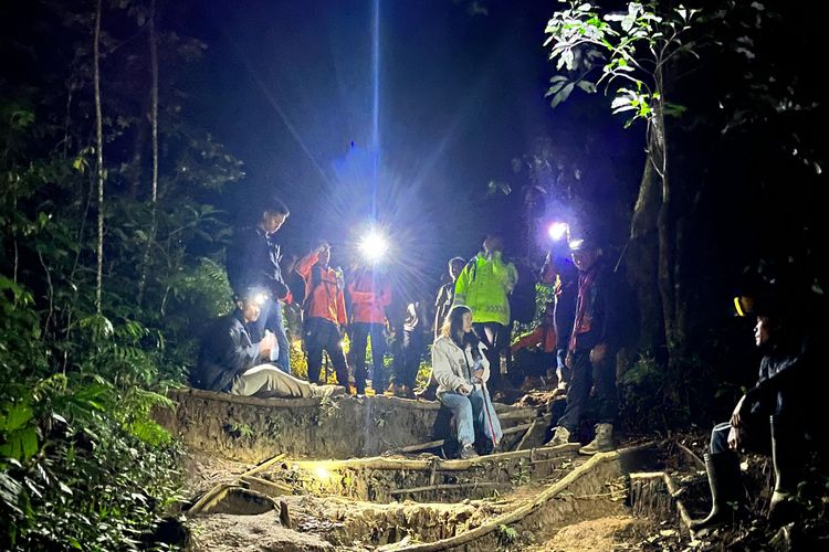 Petugas Basarnas Bali saat mengevakuasi seorang pendaki Astuti (40) dan anaknya, Resta (19) yang tersesat saat mendaki Gunung Batukaru di Kecamatan Penebel, Kabupaten Tabanan, Provinsi Bali, Selasa (8/7/2025) dini hari.