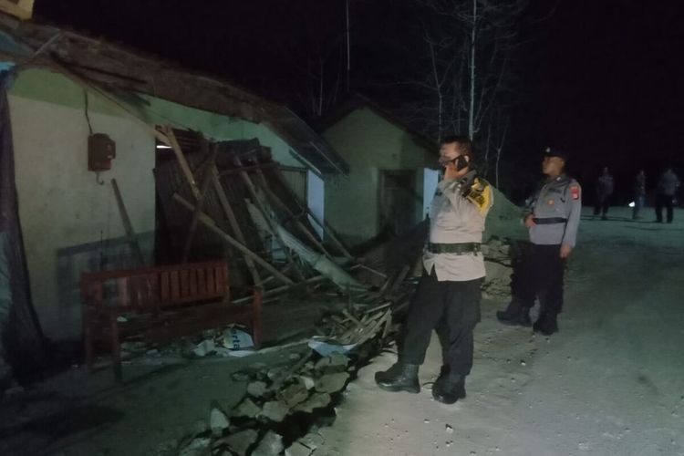 Lokasi truk menabrak sopir, warga, dan rumah di Kapanewon Gedangsari, Gunungkidul. Rabu (1/11/2023) petang