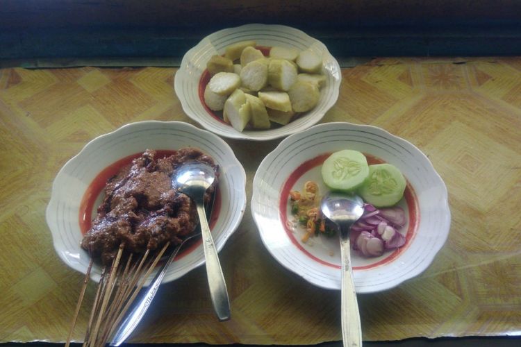 Sate ayam kampung mbah Noto Taman di Taman Parkir Kota Wonosari, Gunungkidul, DI Yogyakarta, Jumat (6/4/2018).