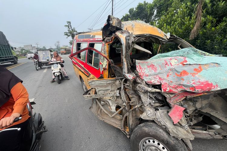 Kecelakaan Beruntun 2 Truk dan Angkot di Sergai: 1 Orang Tewas, 9 Luka-luka