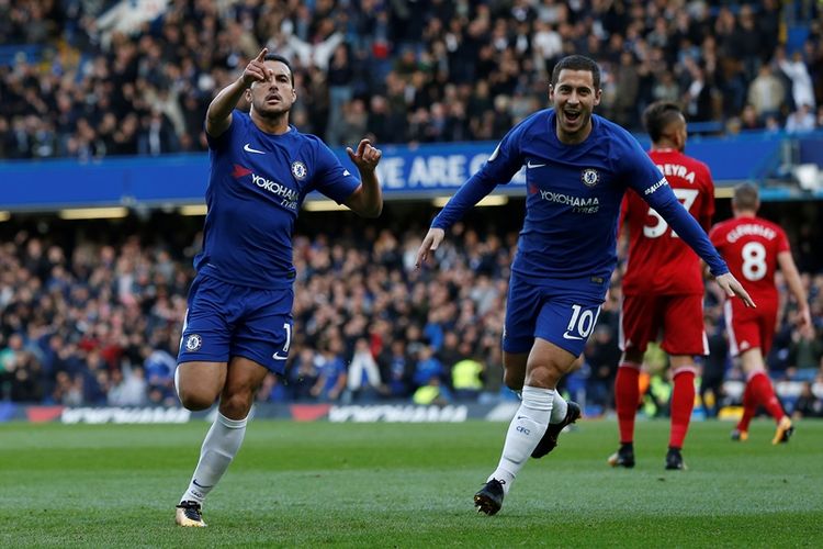 Gelandang Chelsea, Pedro (kiri), melakukan selebrasi bersama Eden Hazard setelah mencetak gol ke gawang Watford dalam lanjutan Premier League di Stamford Bridge, London, Sabtu (21/10/2017).